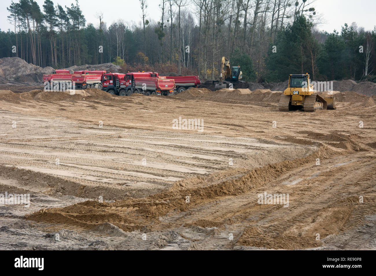 KRUSZYN KRAJENSKI, Kujawsko-pomorskie/Polonia - 13 novembre 2017 - S5 sito in costruzione con cinque uomo kipper dumper, escavatore e scavatrice Foto Stock