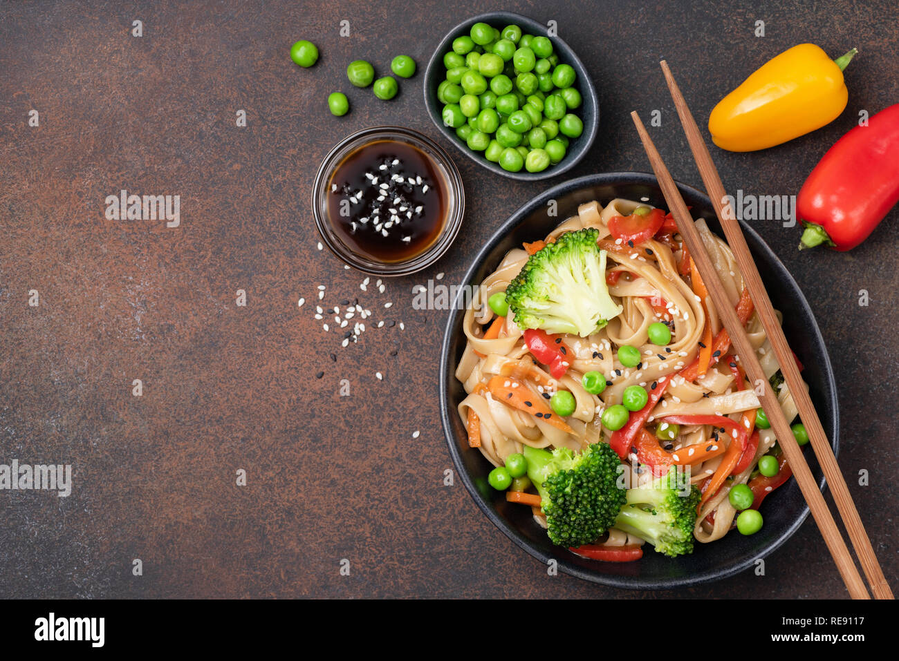 Tagliatelle stir fry con verdure. Udon tagliatelle con broccoli, pisello verde, la carota e il pepe e salsa teriyaki Foto Stock