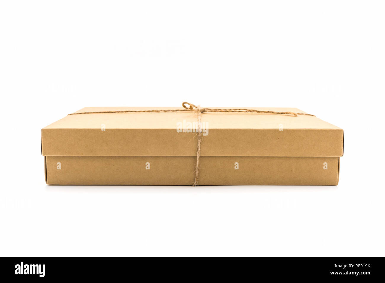 Carta marrone box, legati con spago su sfondo bianco. Foto Stock