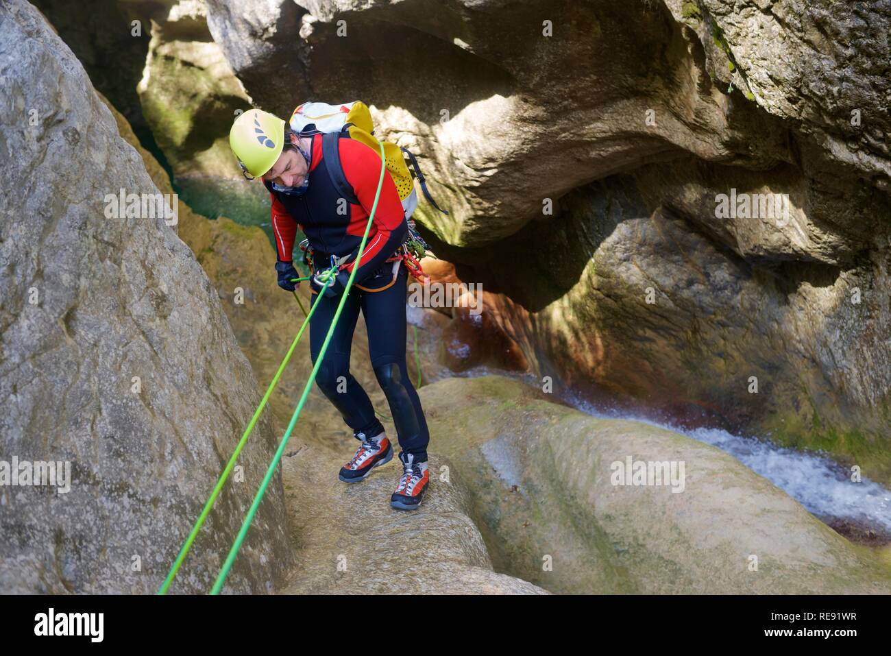 Canyoning nel fago Canyon, Pirenei, provincia di Huesca, Aragon in Spagna. Foto Stock