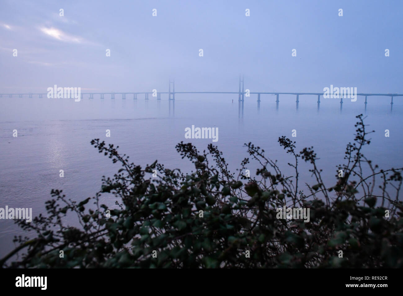 La nebbia di sunrise avvolge il principe del Galles, il ponte sul fiume Severn Estuary tra Inghilterra e Galles, dove durante la notte il cloud ha impedito un gelo e nascosta alla vista dell'eclissi lunare totale per molte parti del west country. Foto Stock