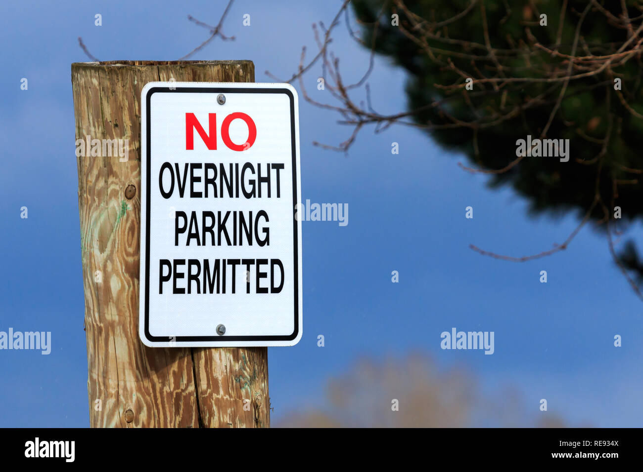 Nessun parcheggio notturno consentito firmare Foto Stock
