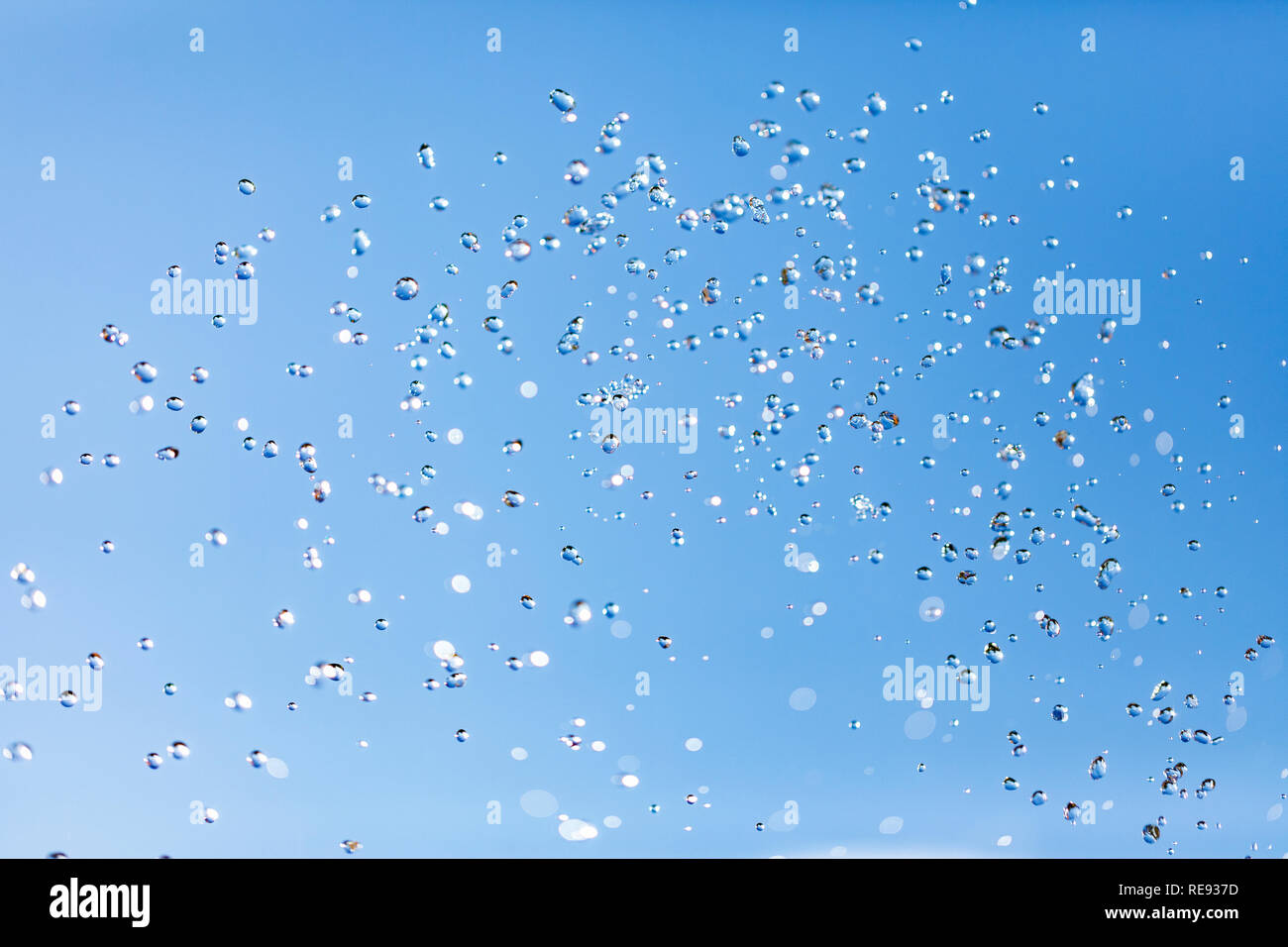 Gocce d'acqua in aria contro il cielo Foto Stock