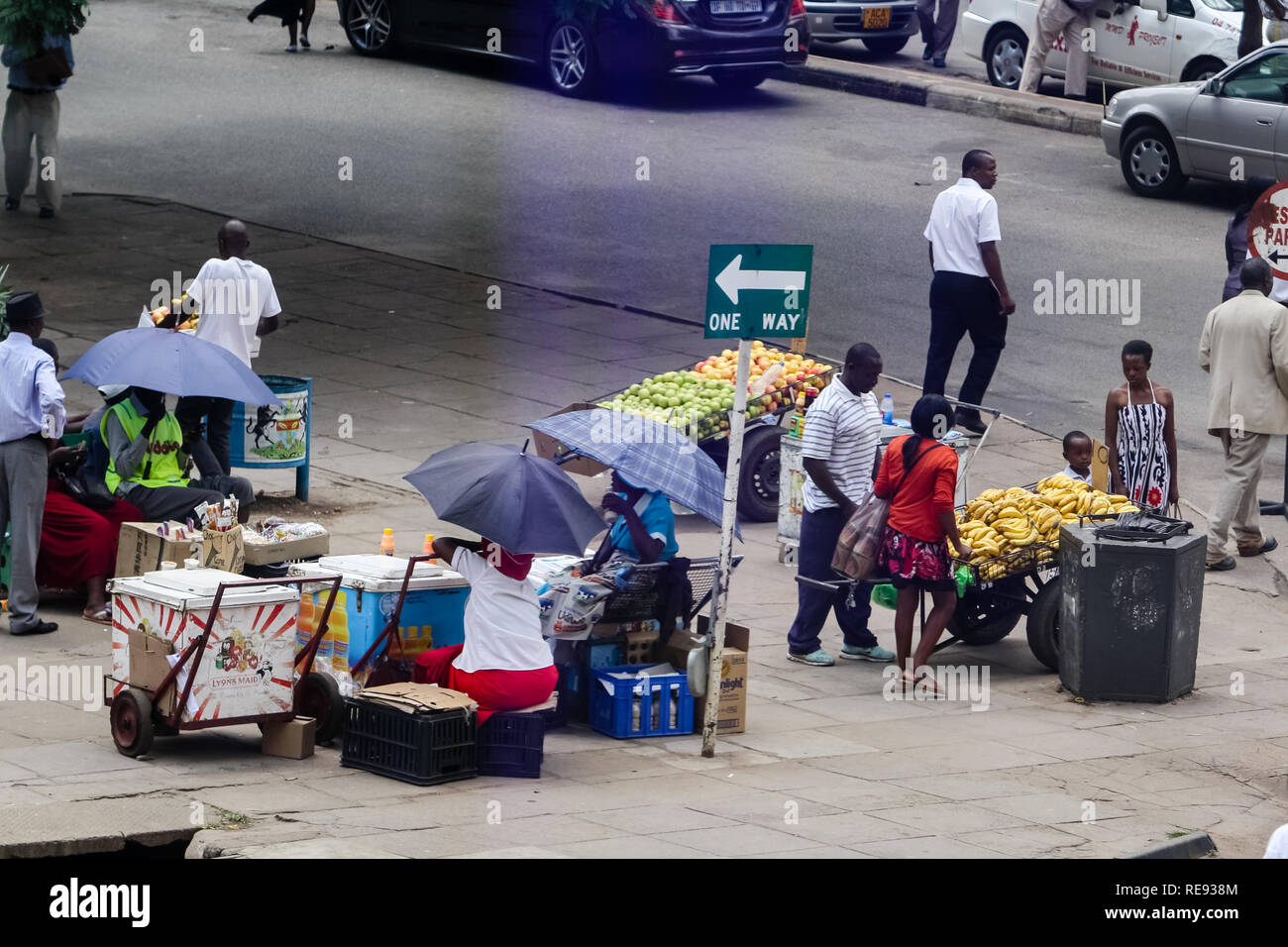 I fornitori vendono la loro mercanzia in un angolo di strada Foto Stock