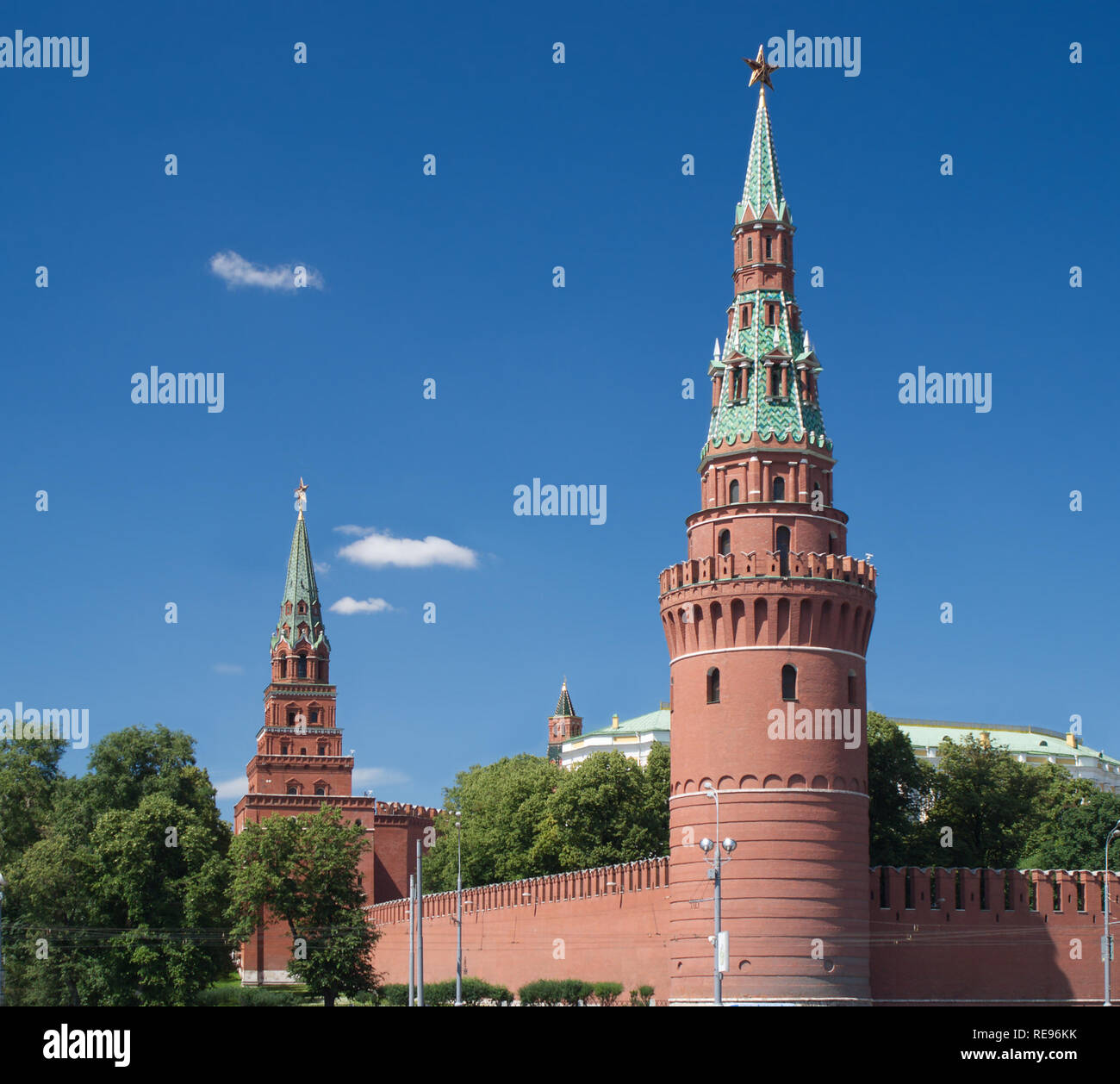 Cremlino di Mosca con parete Vodovzvodnaya e Borovitskaya torri in giorno di estate Foto Stock