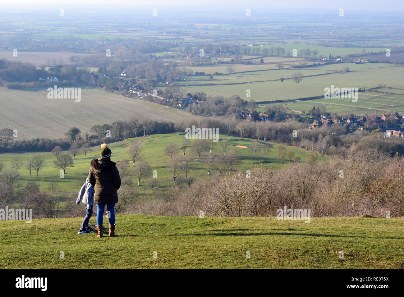 Le persone che si godono la vista dalla Coombe Hill, Wendover, Buckinghamshire, UK. Aylesbury Vale. Chilterns paesaggio. Foto Stock