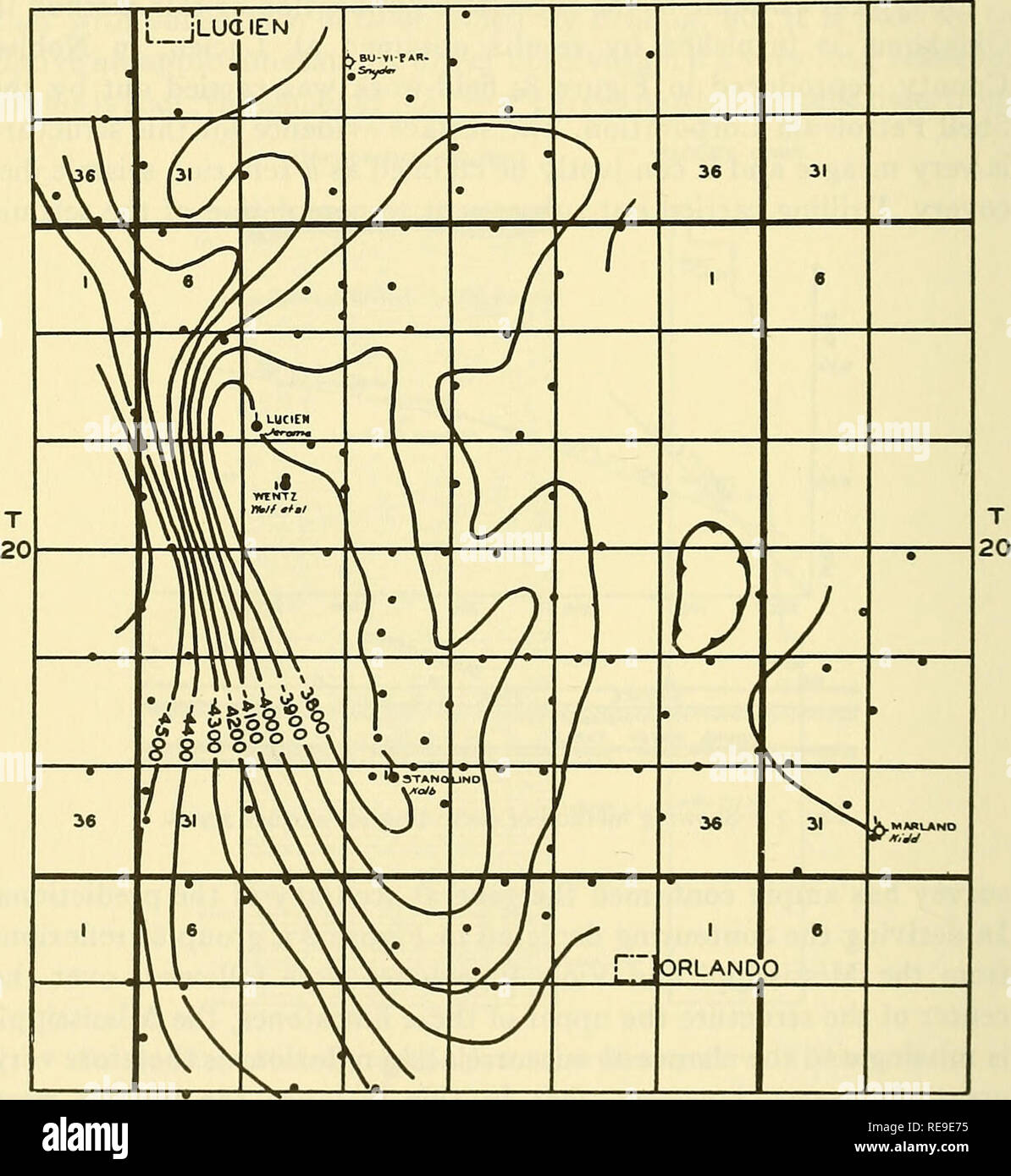 . Primi documenti di geofisica della società di esplorazione geofisica. Petrolio; la prospezione. 148 F. GOLDSTONE flessioni da letti lenticolare, e nel caso particolare del Golfo pianura costiera del Texas e della Louisiana queste riflessioni frequentemente per- sist e sono correlabile a distanze in eccesso di 1.000 piedi. R. 2 W.. R 2 W figura 8.-area di Lucien, nobile County, Oklahoma. Contornata sui calcari viola i dati ottenuti dalla riflessione di ripresa. La Figura io (a) a (c) mostra tipici esempi di sismogrammi ob- tained sotto tali condizioni. La Figura io (a). Il punto di ripresa in questo esempio si trova in basso Foto Stock