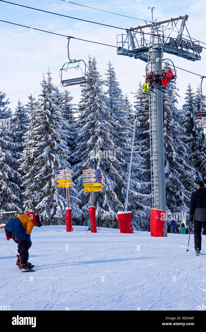 Gli sciatori utilizzano il Belvedere seggiovia per accedere alle piste da sci al di sopra di Morzine nelle Alpi francesi Haute Savoie Portes du Soleil Francia Foto Stock