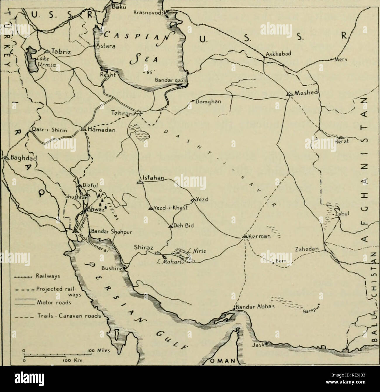 . Contributi di antropologia dell'Iran / da Henry Field, curatore di antropologia fisica. Etnologia -- Iran; Antropometria -- Iran; l'Iran -- La vita sociale e la dogana. La Terra e la gente 31 durante il seguente periodo di mille anni vi furono invasioni da parte dell'Asia centrale, la Turchia e la Mesopotamia. Le invasioni da Gengis Khan e da sua nipote, Hulagu Khan, che è stato nominato nell'anno 1256 per governare l'Iran, così come le campagne di Tamerlano nel 1380, Mongoloid ha portato i popoli in questo paese. Si viene così a. Fig. 3. Le comunicazioni all'interno dell'Iran. essere supposto che ogni invasore lasciato alcuni Foto Stock