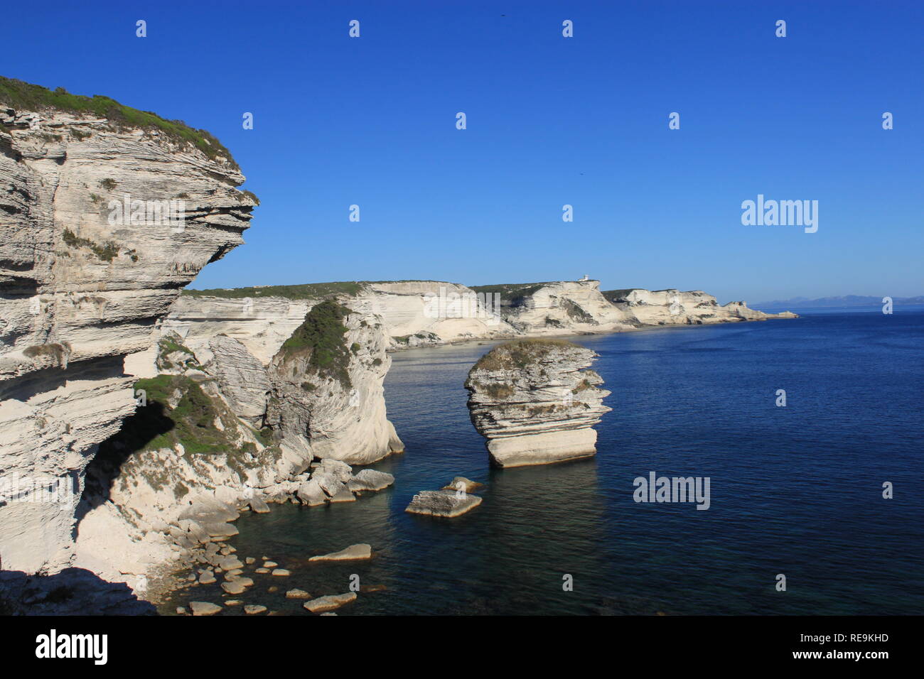 Imponenti scogliere e Grain de Sable rock a Bonifacio Strait Riserva Naturale, Corsica, Francia Foto Stock