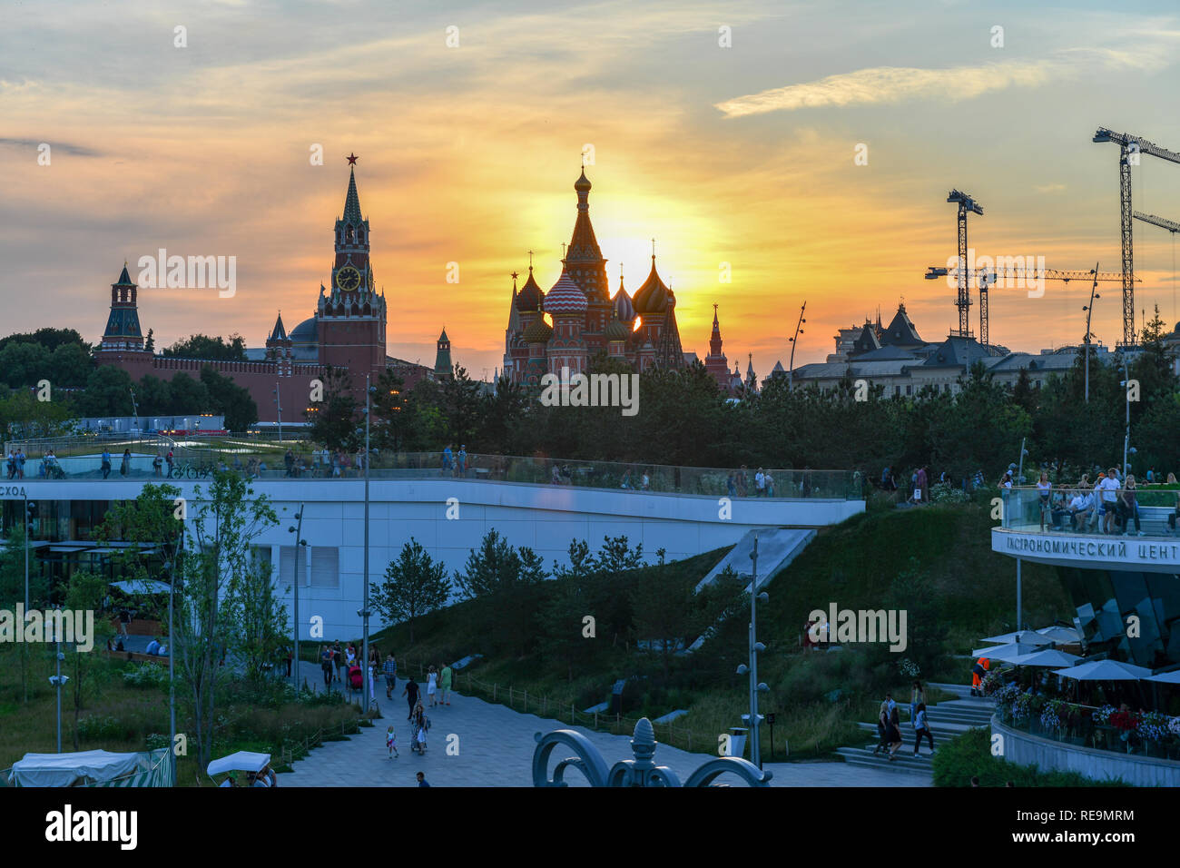 Mosca, Russia - 23 Jun 2018: la Cattedrale di San Basilio visto dal Parco Zaryadye, Mosca, Russia al tramonto. Foto Stock