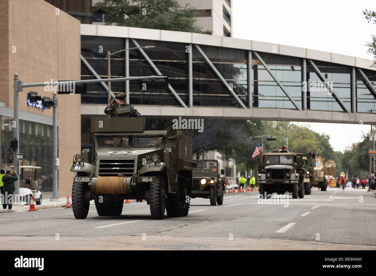 Houston, Texas, Stati Uniti d'America - 11 Novembre 2018: gli eroi americani Parade la M2 a mezza via, portante un veterano militare per la strada Foto Stock