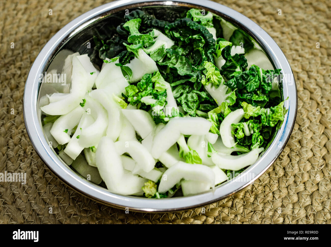 Cheto friendly affettato baby bok choy. Foto Stock