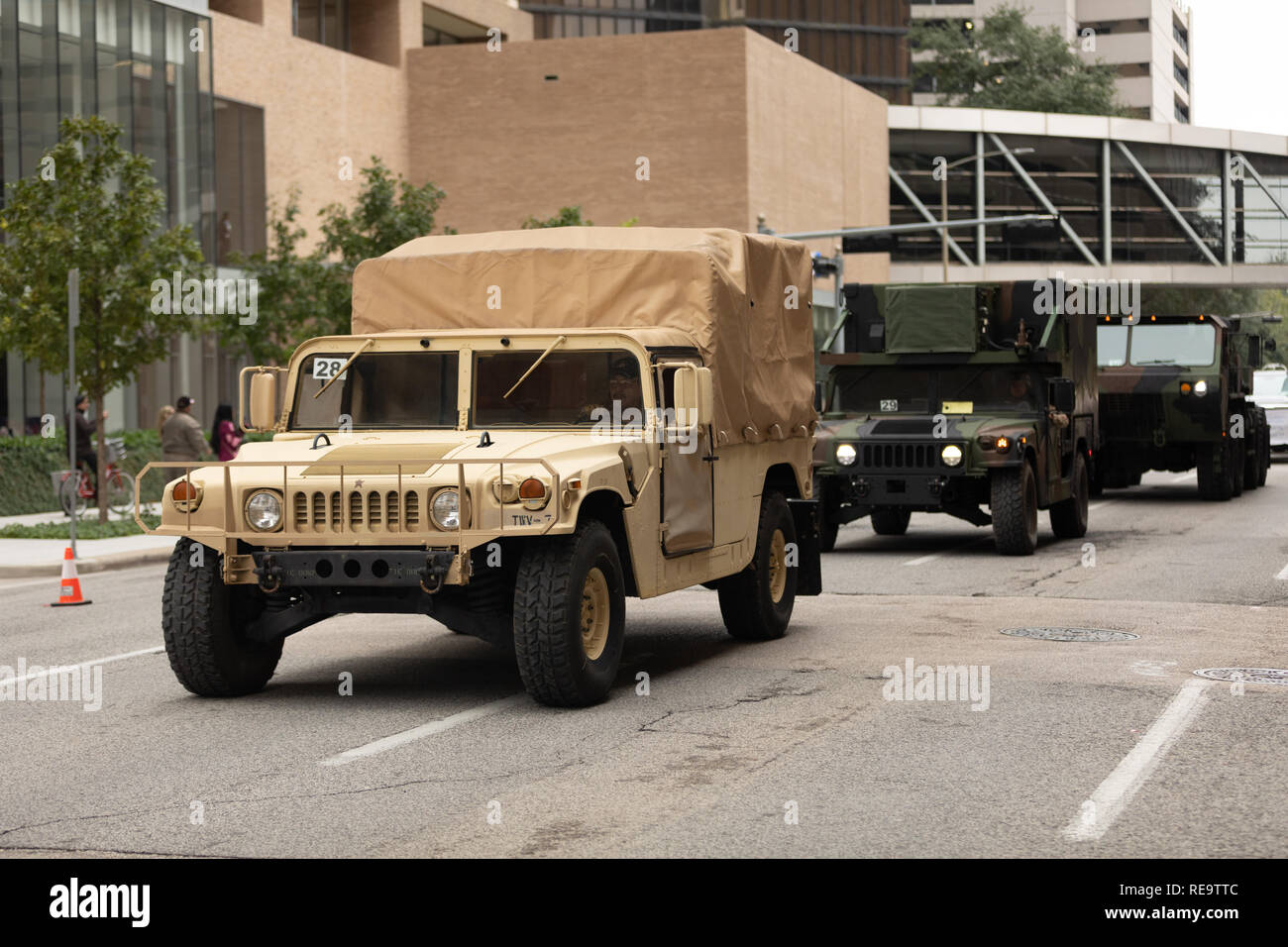 Houston, Texas, Stati Uniti d'America - 11 Novembre 2018: gli eroi americani Parade, militare Humvee percorrendo la strada Foto Stock