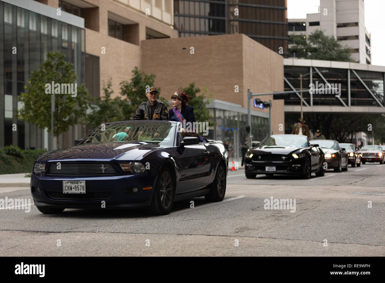 Houston, Texas, Stati Uniti d'America - 11 Novembre 2018: gli eroi americani Parade, Ford Mustang il trasporto di veterani militari in giù lungo la strada durante la sfilata Foto Stock