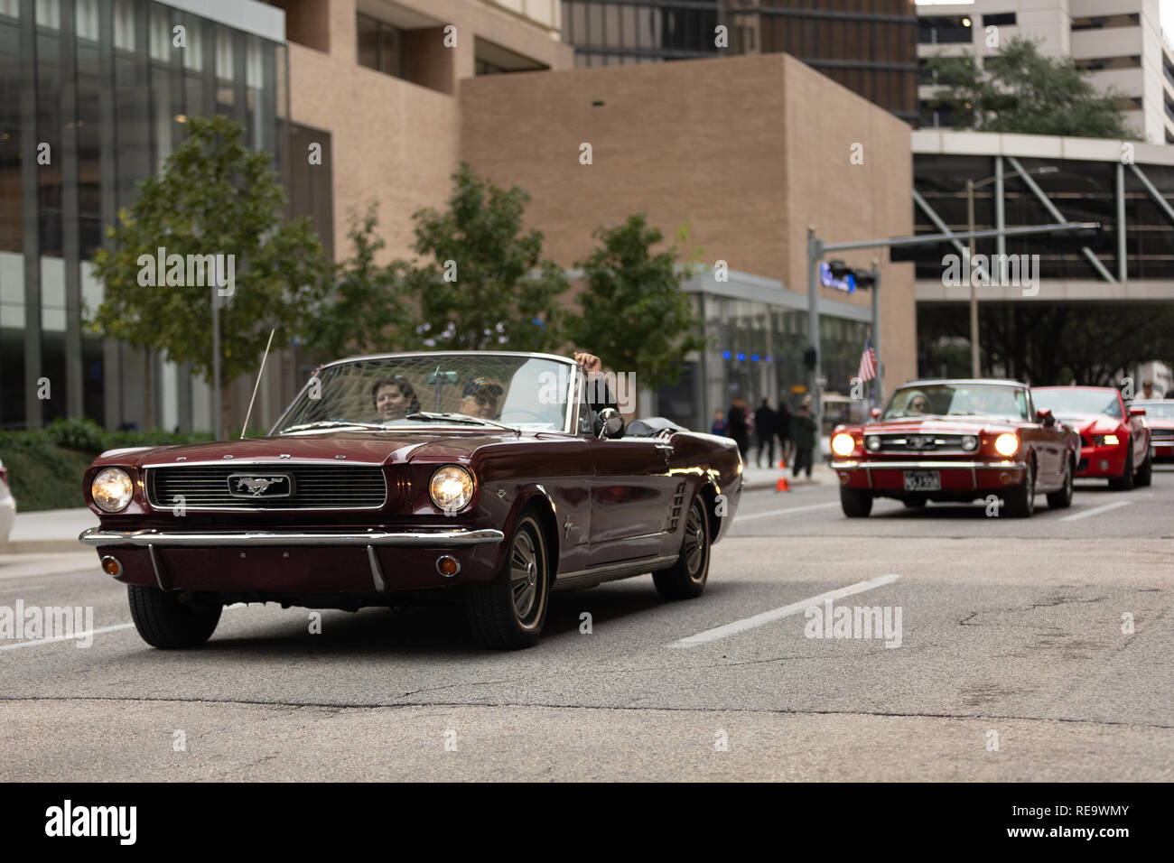 Houston, Texas, Stati Uniti d'America - 11 Novembre 2018: gli eroi americani Parade, Ford Mustang il trasporto di veterani militari in giù lungo la strada durante la sfilata Foto Stock