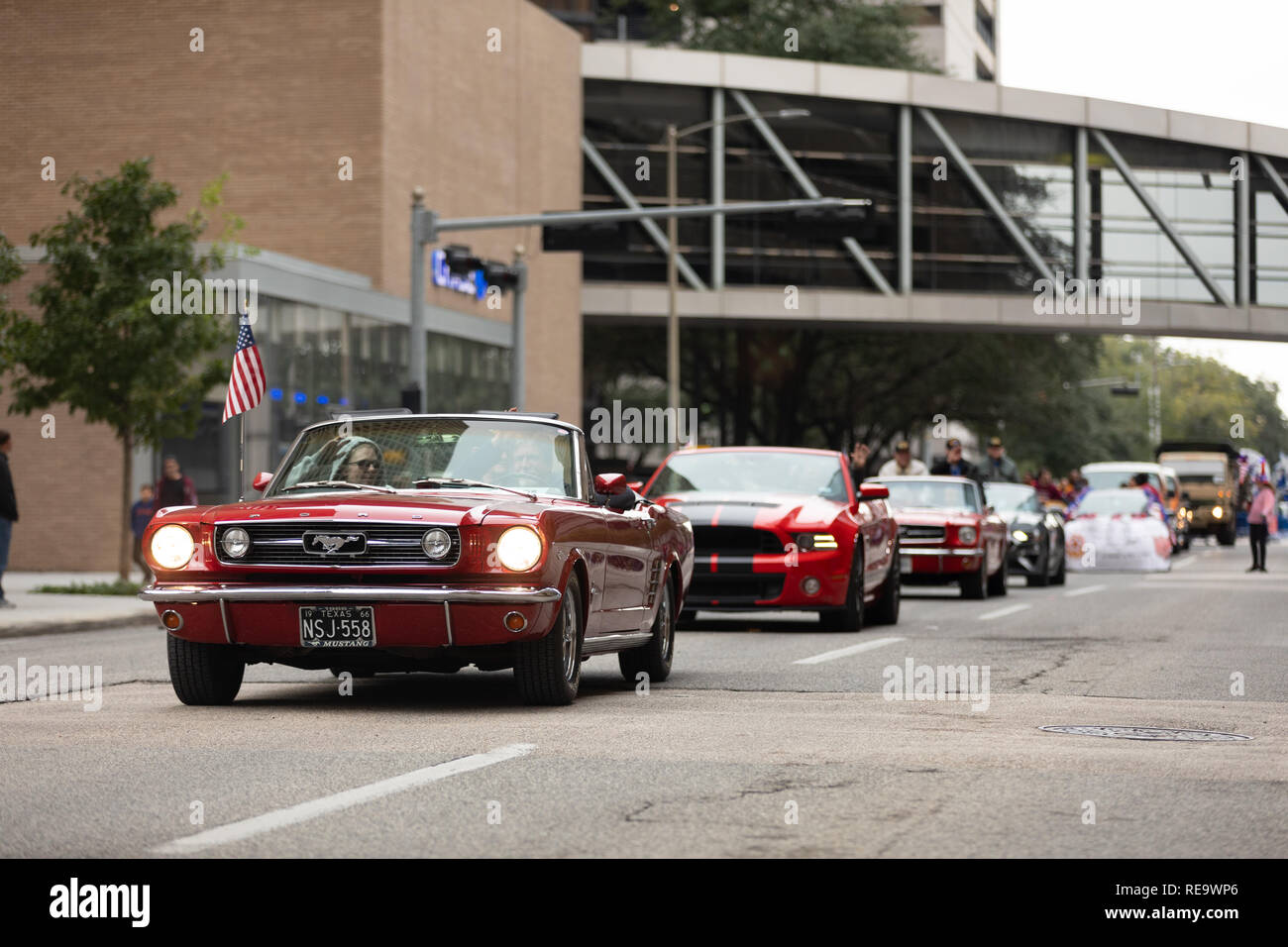 Houston, Texas, Stati Uniti d'America - 11 Novembre 2018: gli eroi americani Parade, Ford Mustang il trasporto di veterani militari in giù lungo la strada durante la sfilata Foto Stock