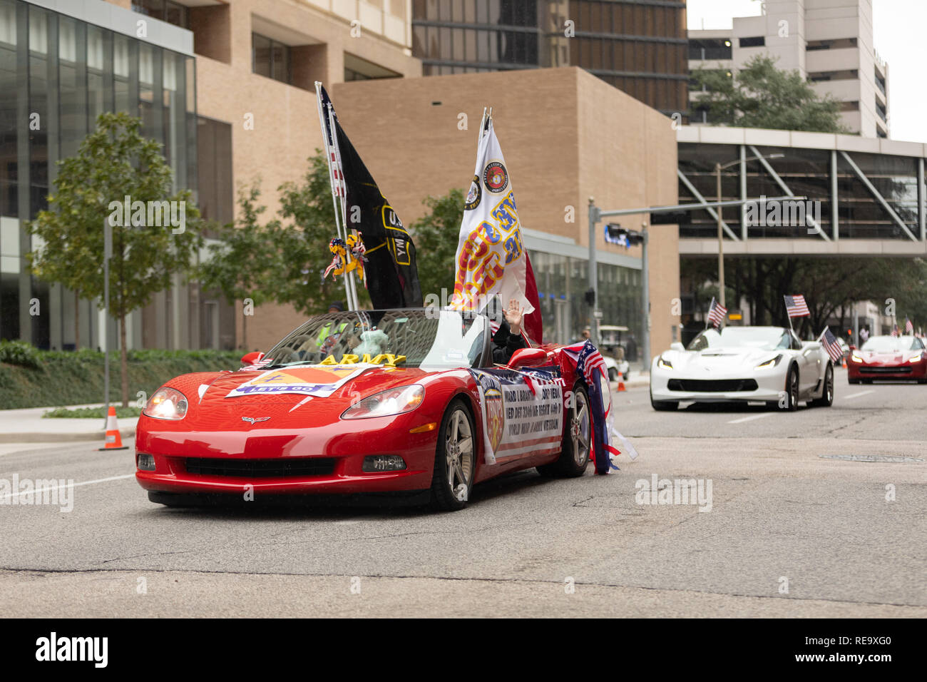 Houston, Texas, Stati Uniti d'America - 11 Novembre 2018: gli eroi americani Parade, Chevrolet Corvette, con bandierine americane, il trasporto di veterani militari verso il basso la Foto Stock