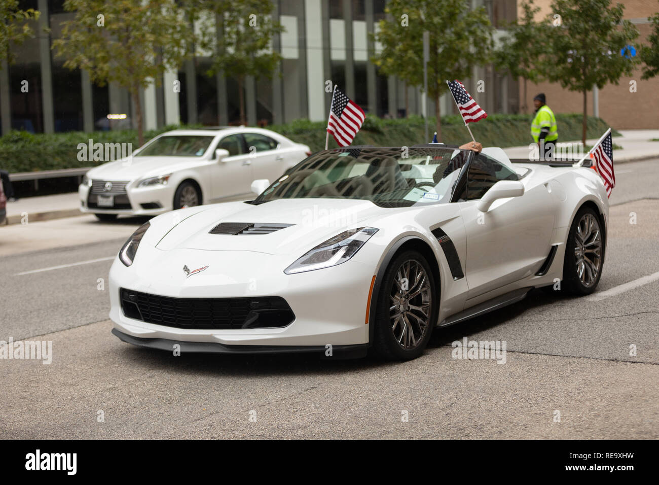 Houston, Texas, Stati Uniti d'America - 11 Novembre 2018: gli eroi americani Parade, Chevrolet Corvette, con bandierine americane, il trasporto di veterani militari verso il basso la Foto Stock