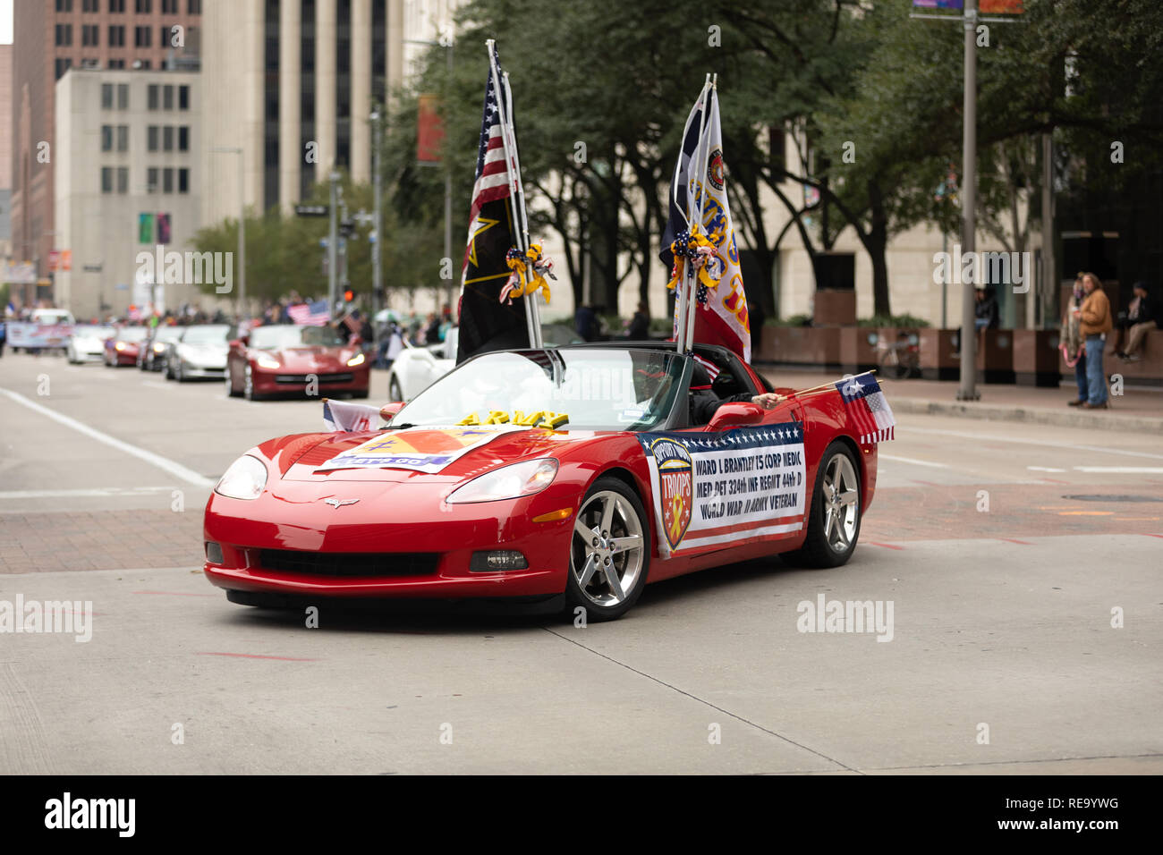 Houston, Texas, Stati Uniti d'America - 11 Novembre 2018: gli eroi americani Parade, Chevrolet Corvette, con bandierine americane, il trasporto di veterani militari verso il basso la Foto Stock