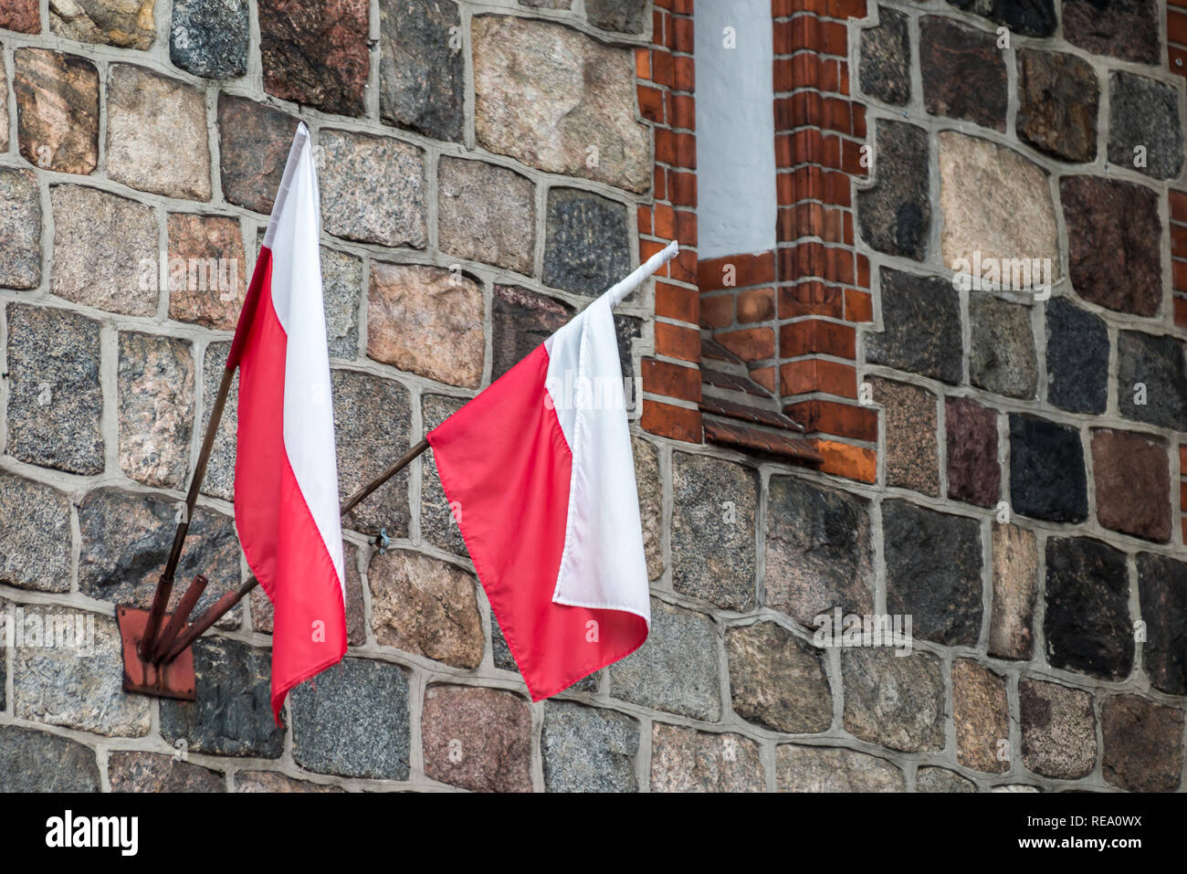 Sopot, Polonia: bandiere polacche su fascade della chiesa Garrison Foto Stock