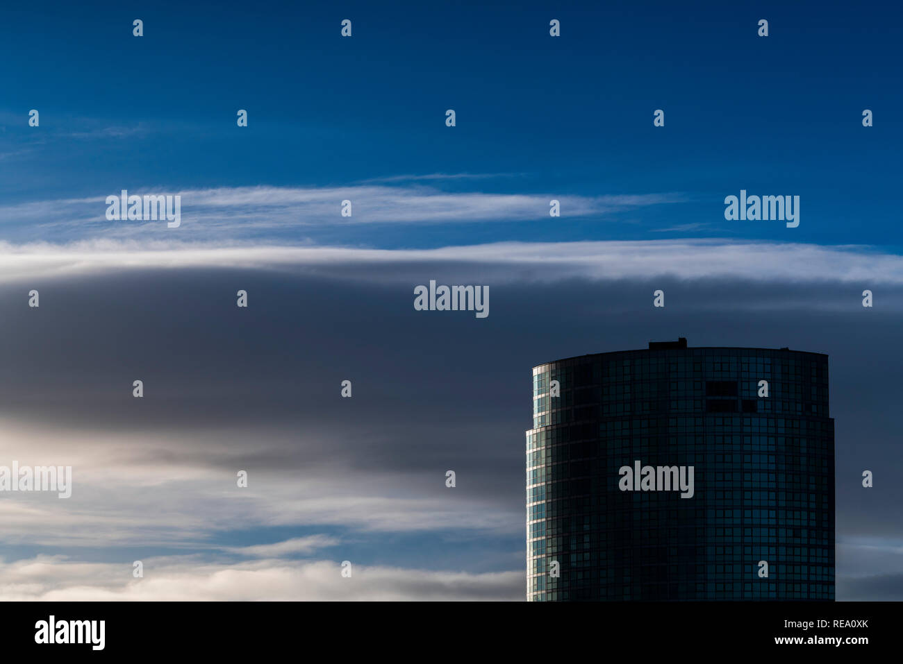 Un blocco a torre di appartamenti e uffici accesa dal forte contrasto luce solare a Belfast, Irlanda del Nord, Regno Unito Foto Stock