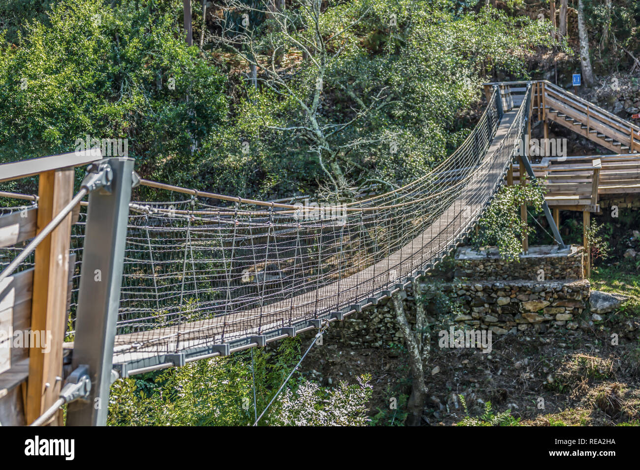 Ponte di sospensione vista sul passaggio pedonale sulla montagna che si affaccia sul fiume Paiva, in arizcun, Portogallo Foto Stock