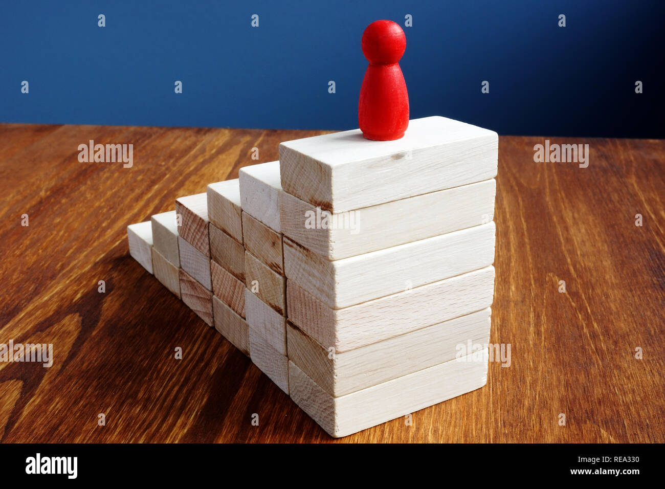 Carriera di successo e leadership in azienda. Scaletta di legno come simbolo. Foto Stock