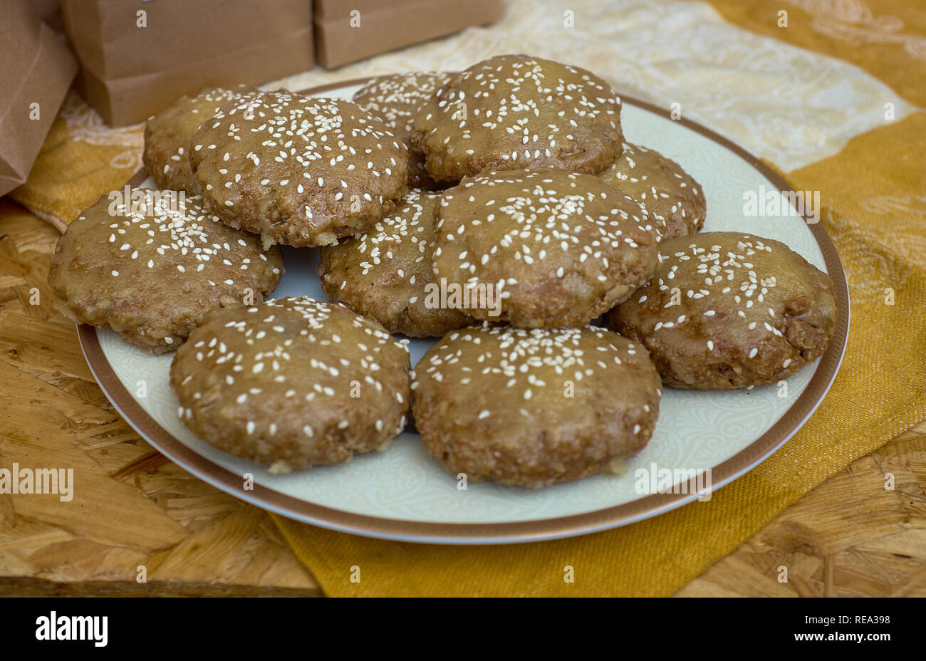 Torte fresche con ciambelle seasame in panetteria. Bielorussia tradizionali torte. Foto Stock