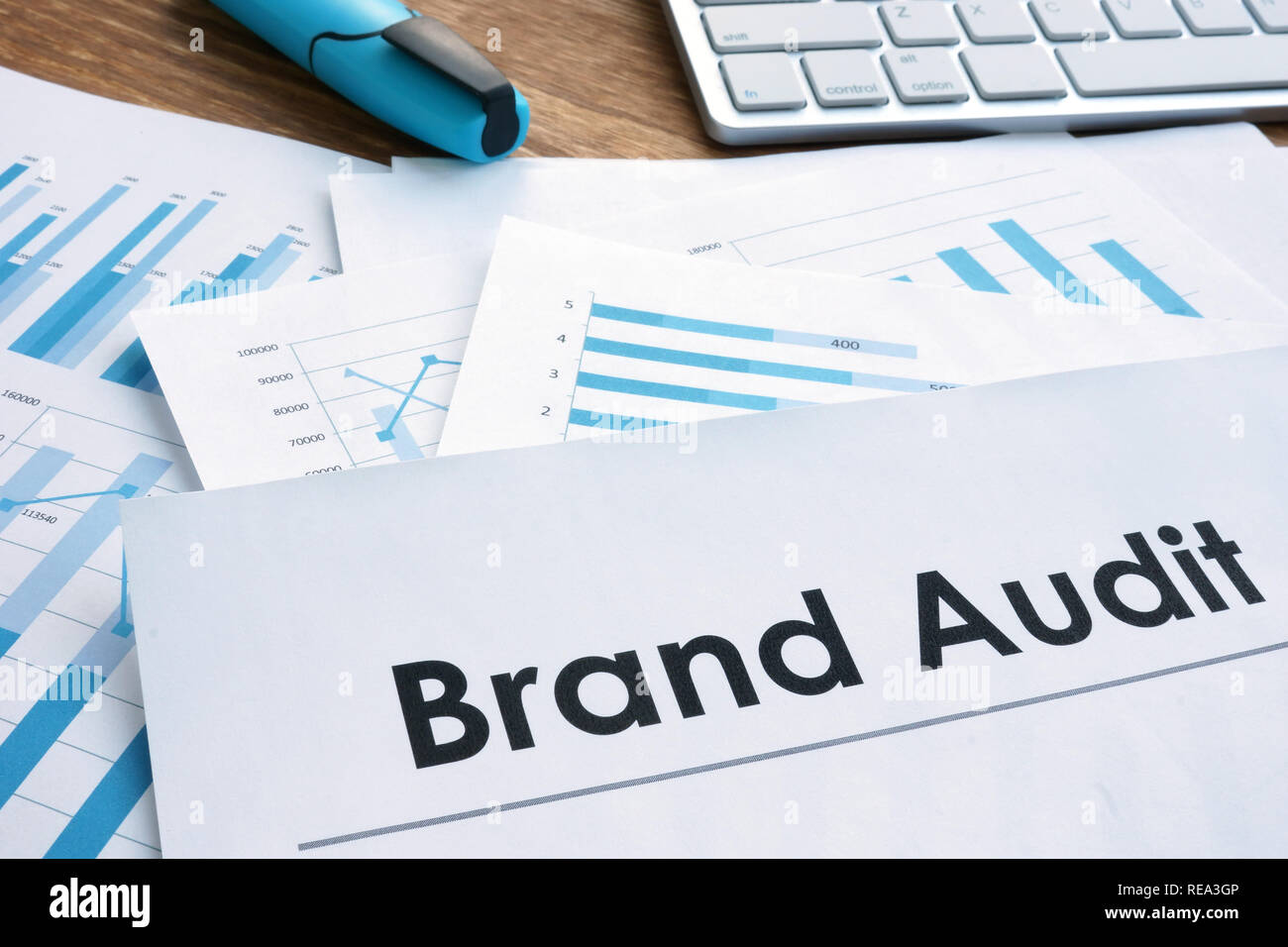 Brand audit report, documenti e tastiera. Foto Stock