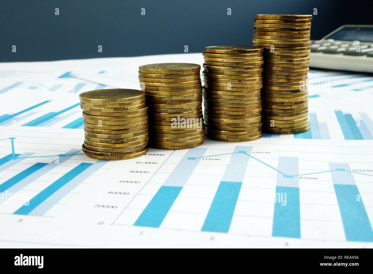 La crescita di profitto. Pile di monete e documenti aziendali. Fondo di investimento. Foto Stock