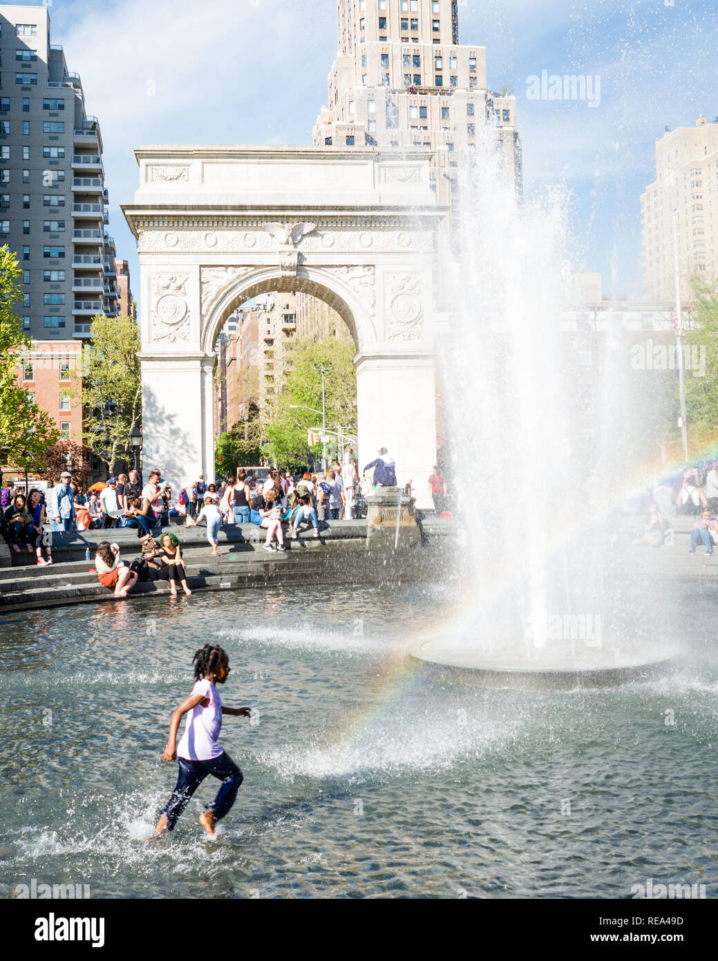 Una ragazza schizzi attraverso Washington Square fontana nella città di New York. Foto Stock