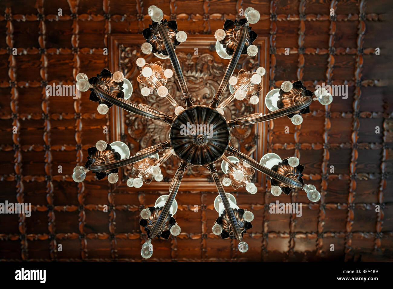Classic Vintage lampadario di cristallo lampada in casa contemporanea. Foto Stock