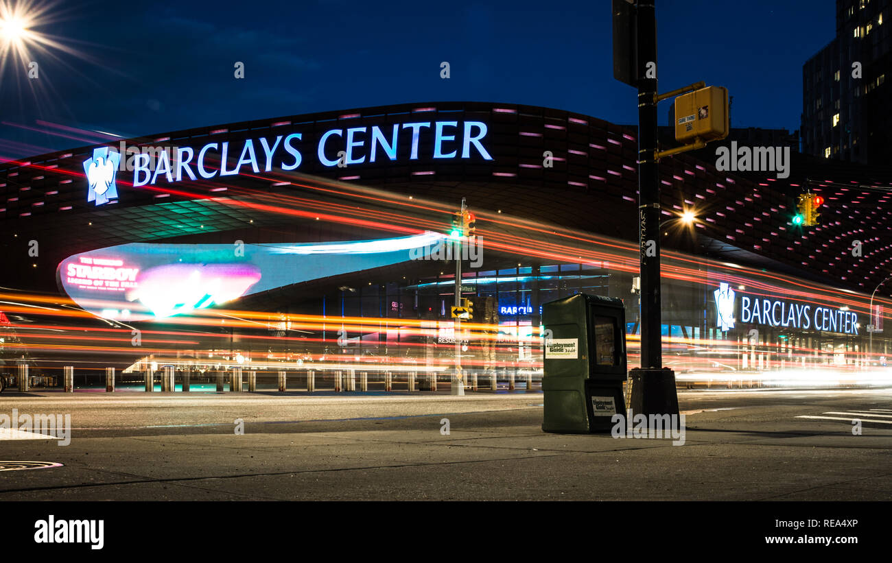Il Barclay's Centre di notte a Brooklyn, New York Foto Stock