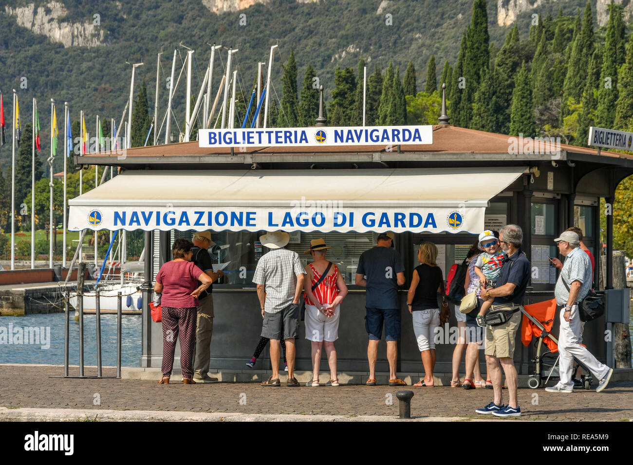 Il LAGO DI GARDA, Italia - Settembre 2018: persone in fila al chiosco dei biglietti per i traghetti dalla città del Garda sul Lago di Garda. Foto Stock