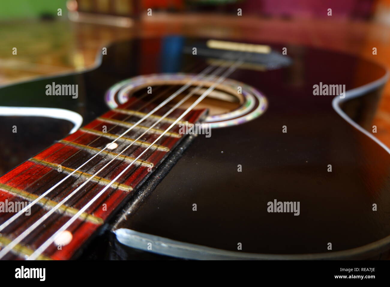 Nero chitarra acustica closeup Foto Stock