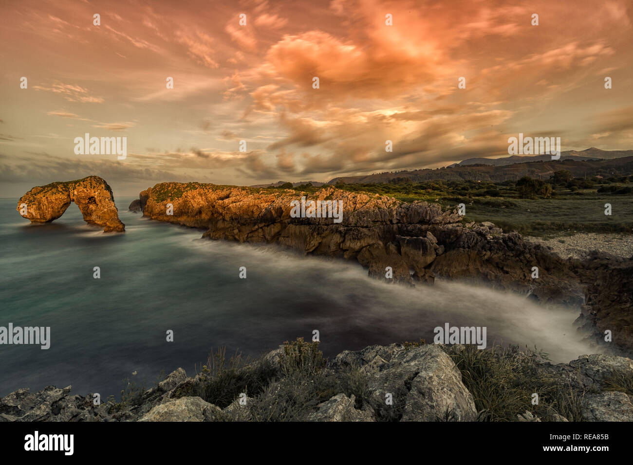 La combinazione di terra, il mare e il cielo con le nuvole al tramonto è come avere un sogno. Essa mi ispirano per catturare momenti speciali. Foto Stock