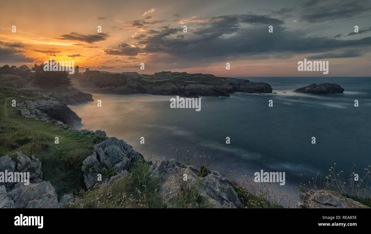 La combinazione di terra, il mare e il cielo con le nuvole al tramonto è come avere un sogno. Essa mi ispirano per catturare momenti speciali. Foto Stock