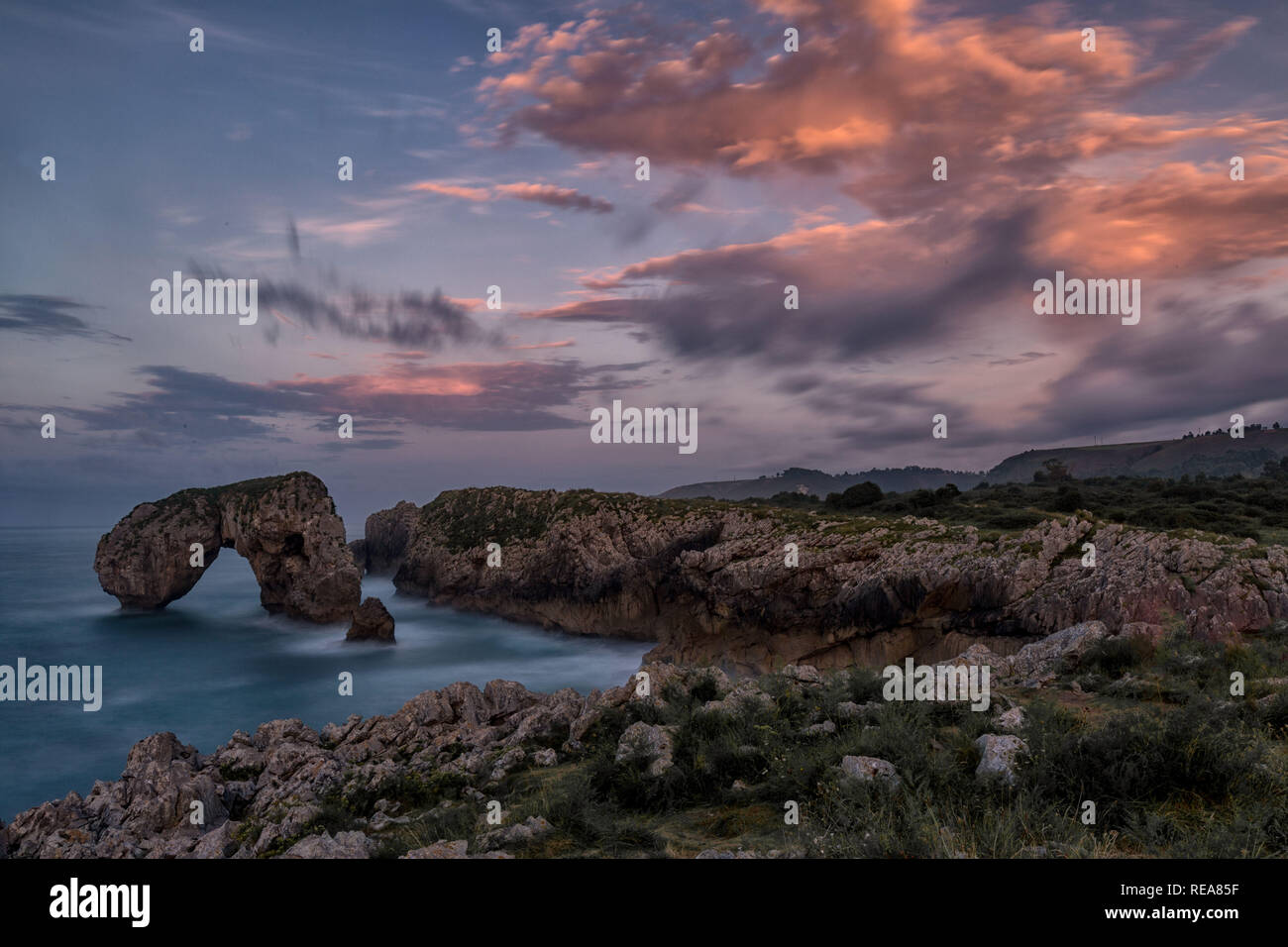 La combinazione di terra, il mare e il cielo con le nuvole al tramonto è come avere un sogno. Essa mi ispirano per catturare momenti speciali. Foto Stock