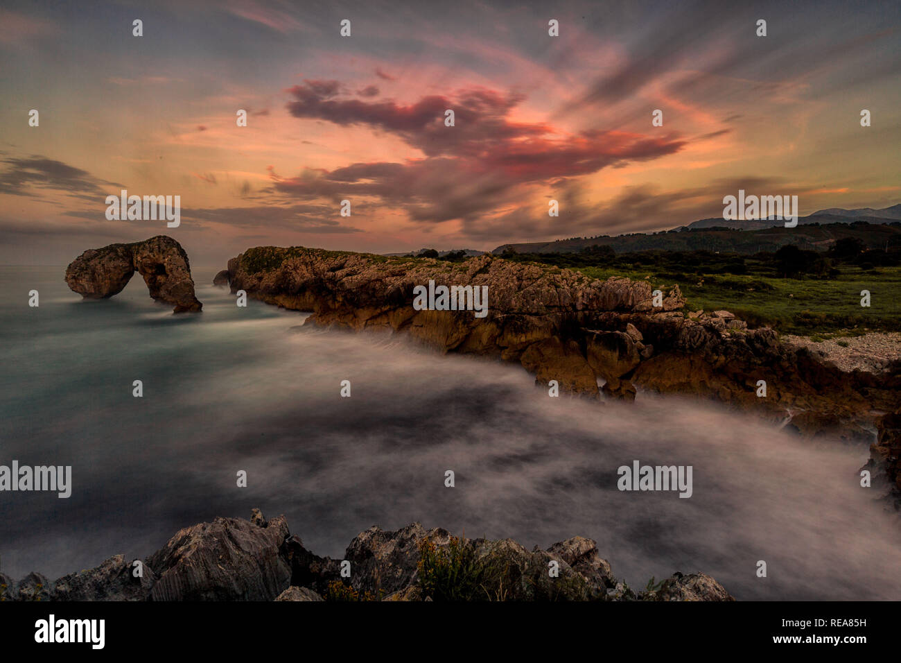 La combinazione di terra, il mare e il cielo con le nuvole al tramonto è come avere un sogno. Essa mi ispirano per catturare momenti speciali. Foto Stock