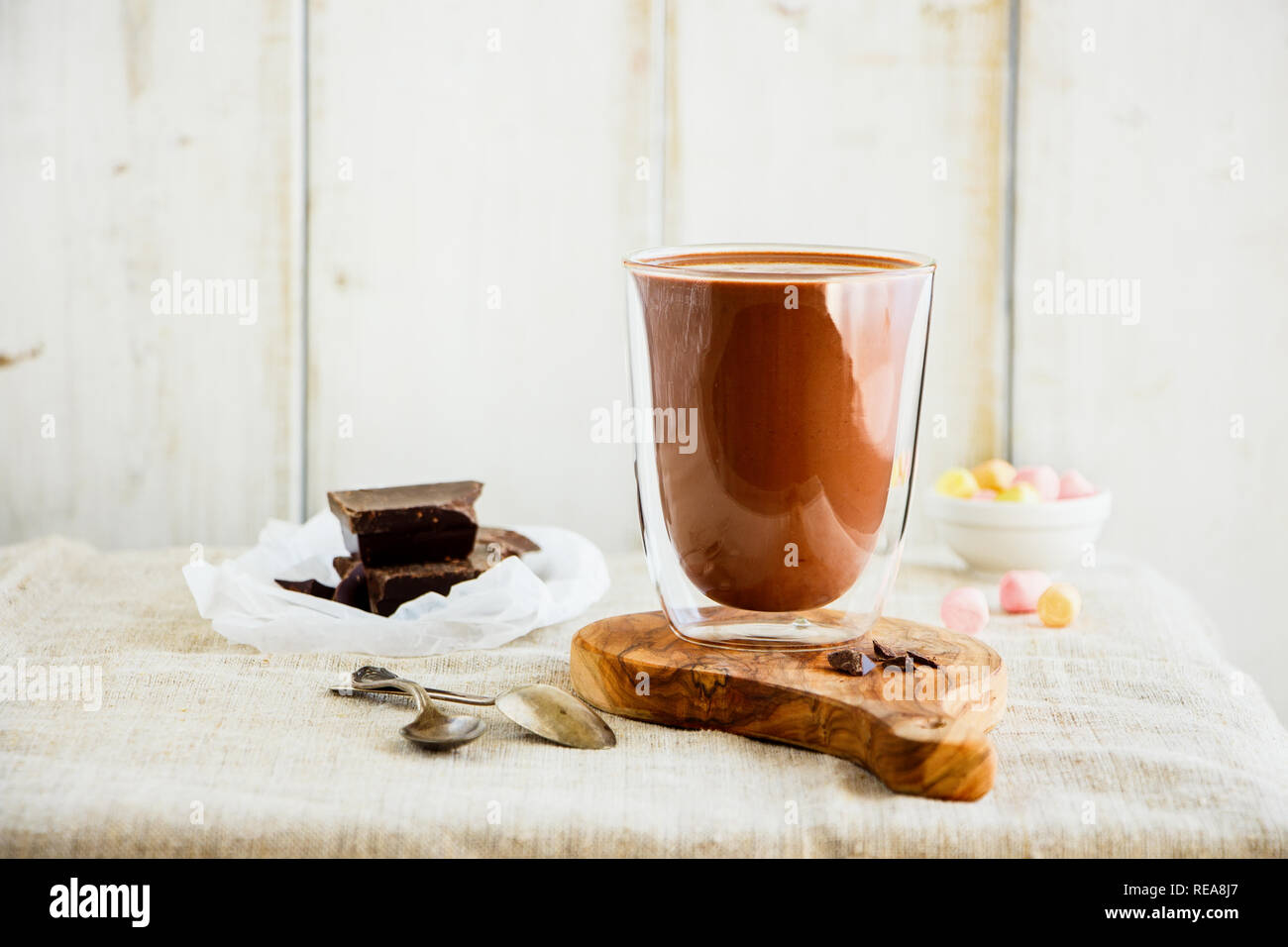 Bicchiere di cioccolato caldo su sfondo chiaro. Warming bevanda dolce Foto Stock