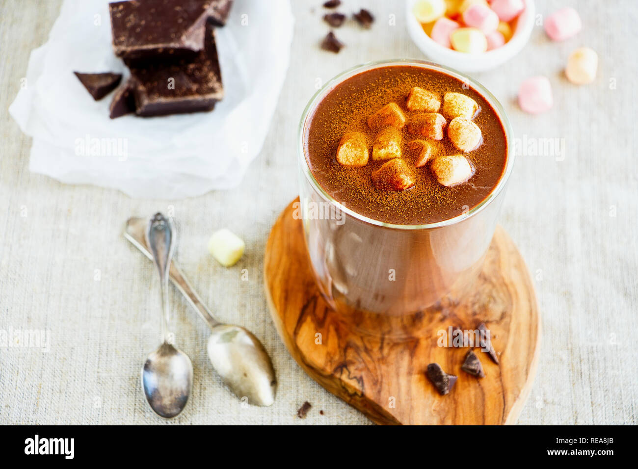 Cioccolata calda e gli ingredienti da vicino. Warming bevanda dolce Foto Stock