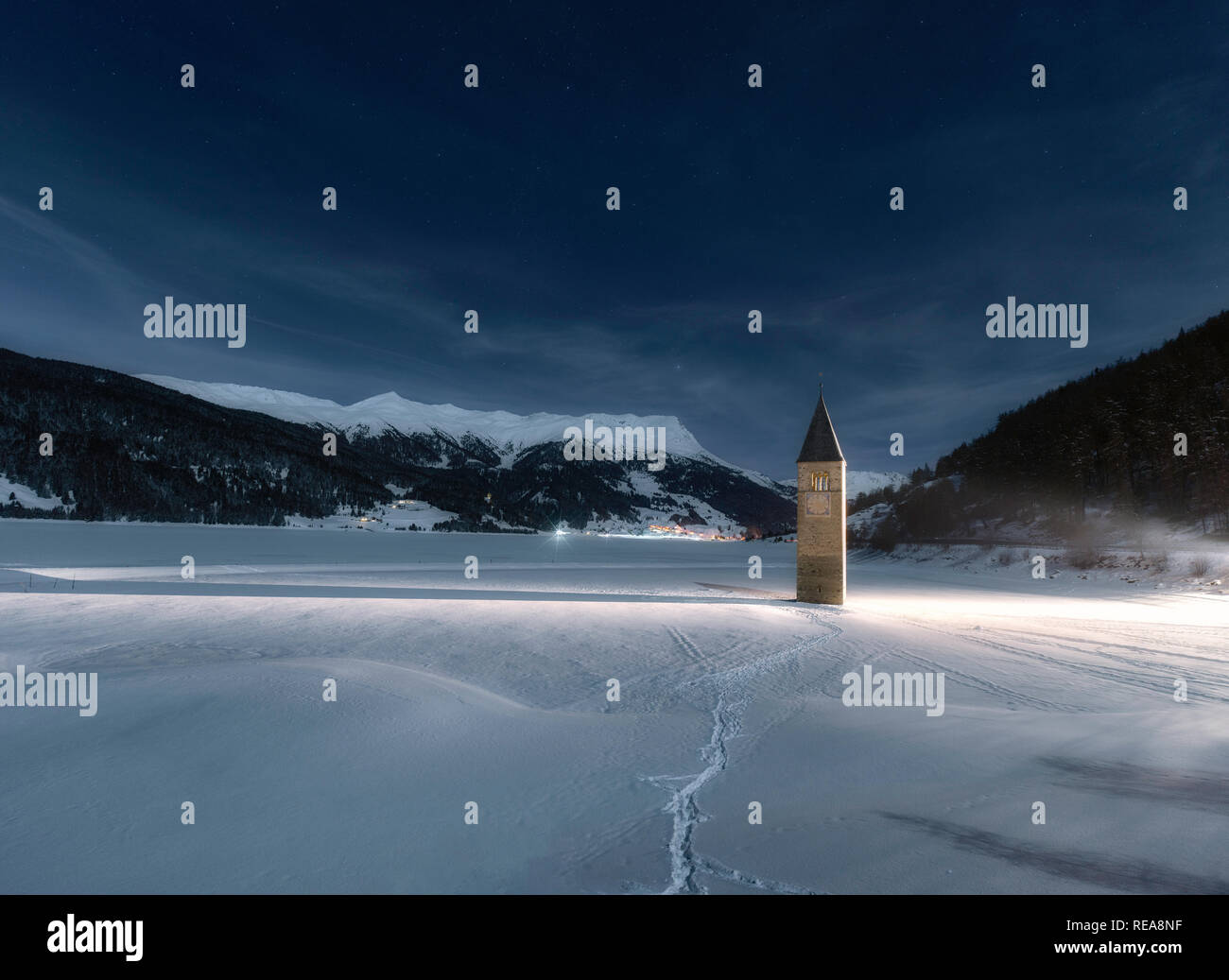 Scena Wintery - lago ghiacciato con sunken chiesa torre sotto star-cielo punteggiato Foto Stock