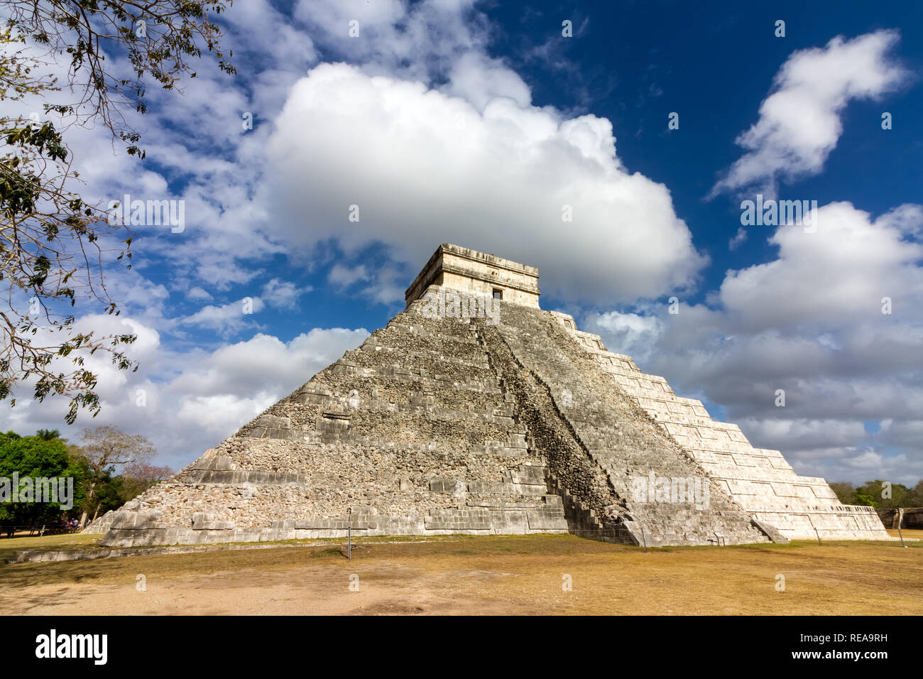 El Castillo - La Piramide di Kukulkan, "El Castillo", domina la città antica di Chichén Itzá, Yucatan, Messico Foto Stock