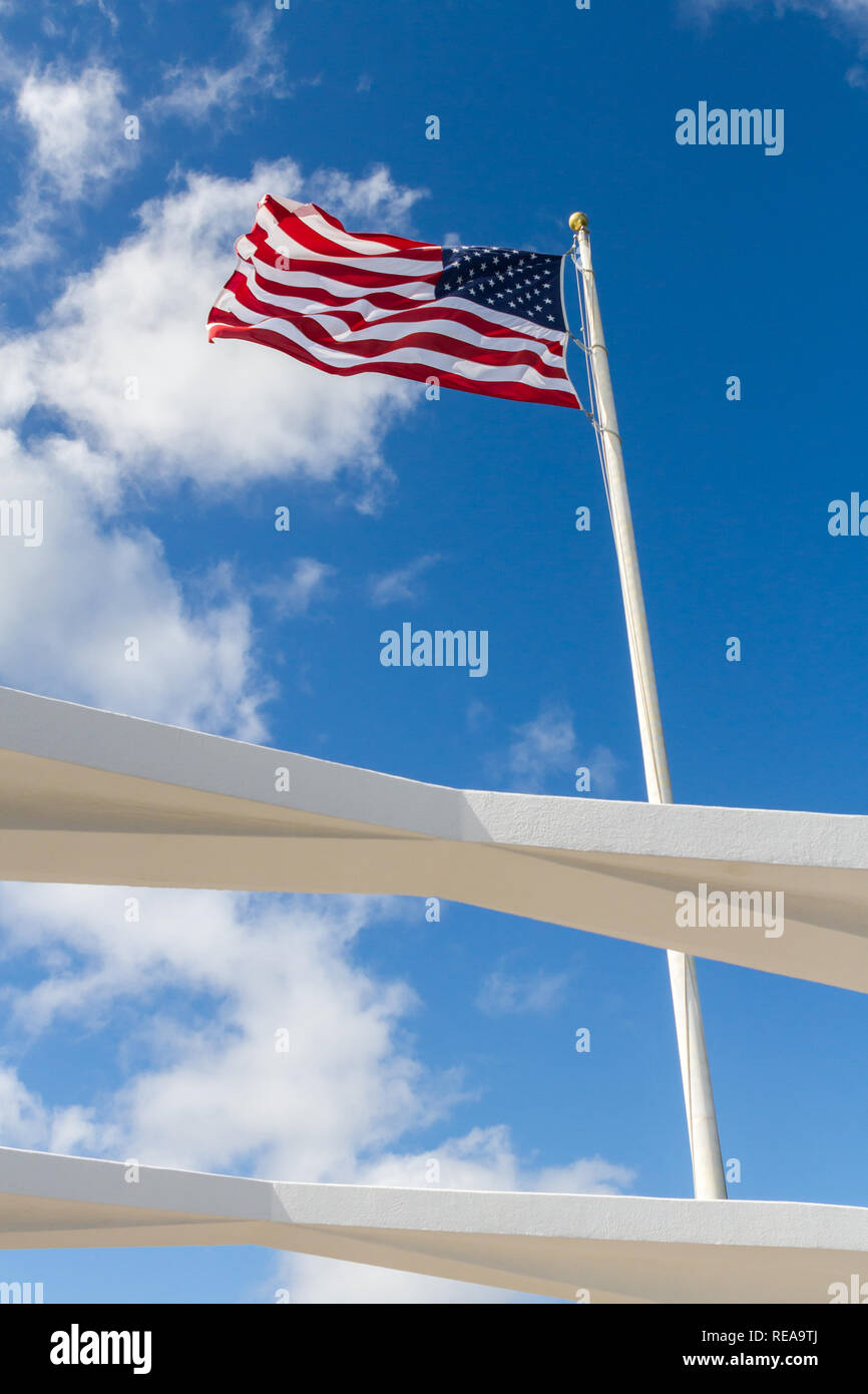 Stand Tall - Le stelle e strisce orgogliosamente onde sopra la USS Arizona Memorial. Pearl Harbor, Oahu, Hawaii, STATI UNITI D'AMERICA Foto Stock