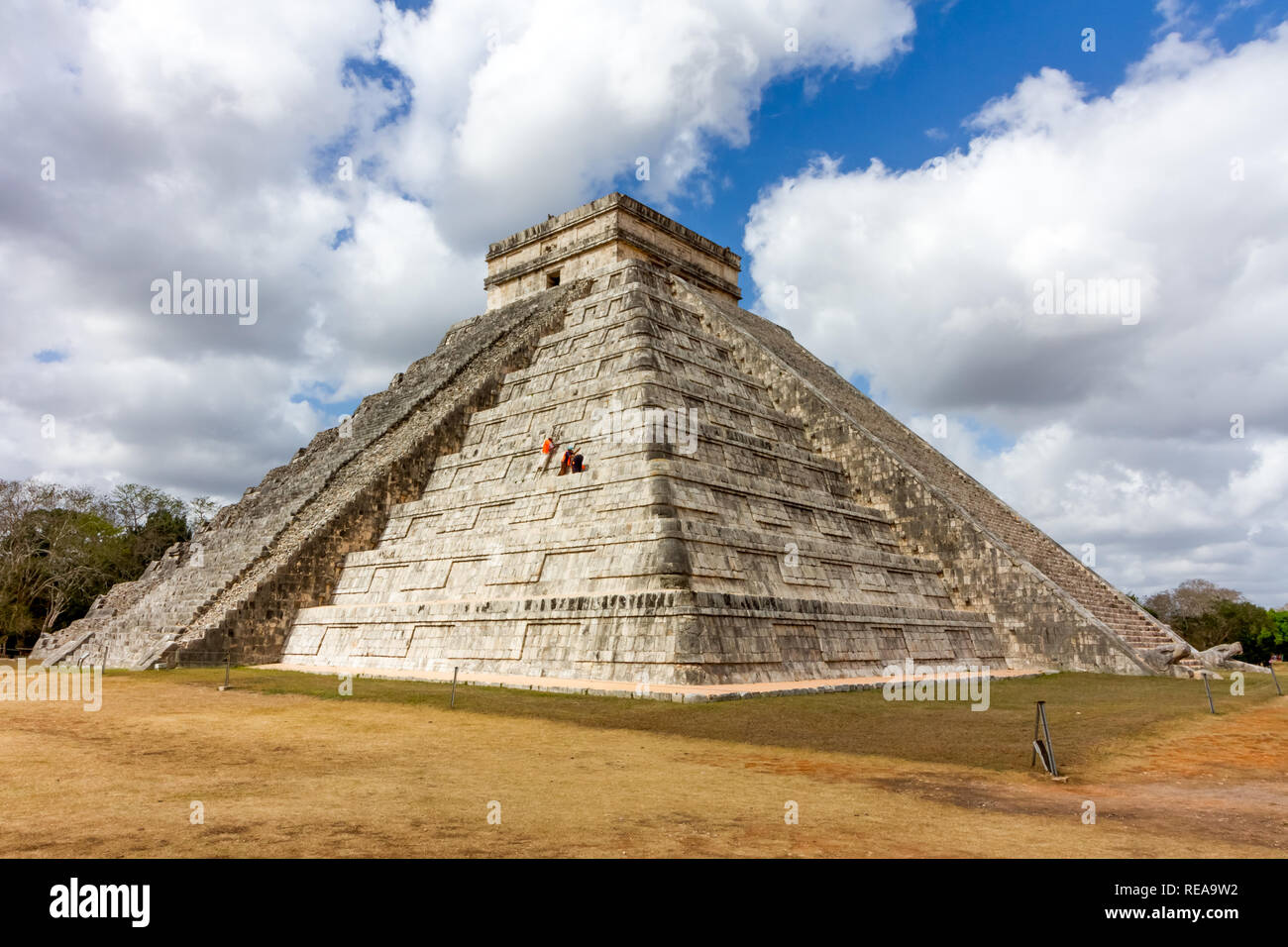 Arrestare la rovina - La Piramide di Kukulkan, 'El Castillo,' ottiene appena sufficiente la manutenzione. Chichén Itzá, Yucatan, Messico Foto Stock