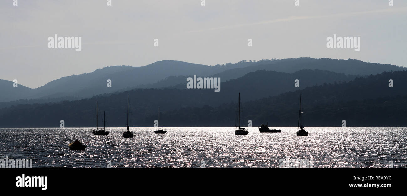 Pace in terra - imbarcazioni ormeggiate su Tomales Bay. In California, Stati Uniti d'America Foto Stock