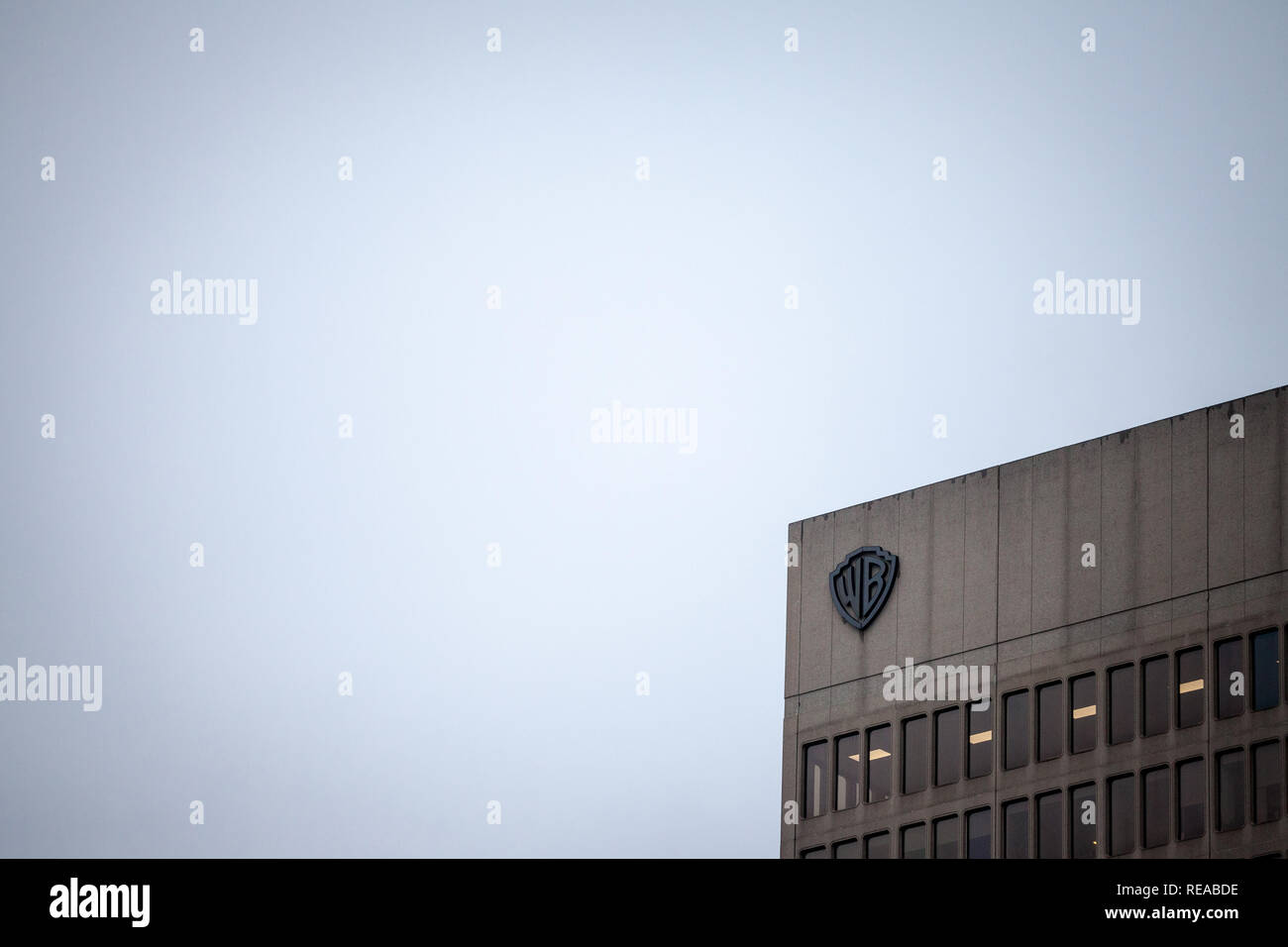 MONTREAL, Canada - 5 Novembre 2018: Warner Bros logo nella parte anteriore del loro ufficio principale per Montreal, Quebec. Noto anche come WB, Warnerbrosmedia è un Amer Foto Stock