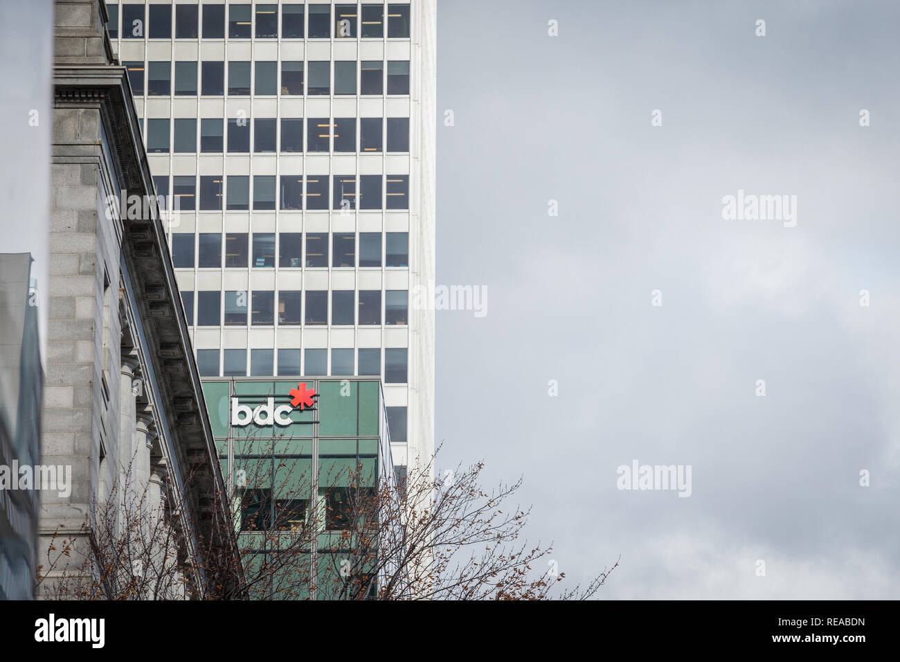 MONTREAL, Canada - 7 Novembre 2018: BDC logo della banca sul loro quartier generale per Montreal, Quebec. il Business Development Bank of Canada è una banca fundi Foto Stock