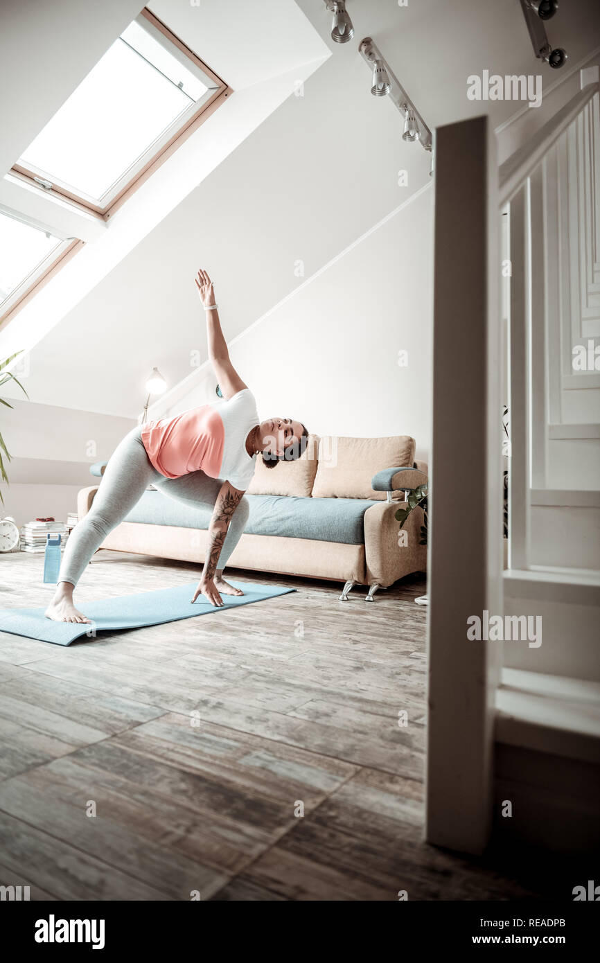 Duro lavoro di piegatura della donna la sua vita durante la sessione sportiva Foto Stock